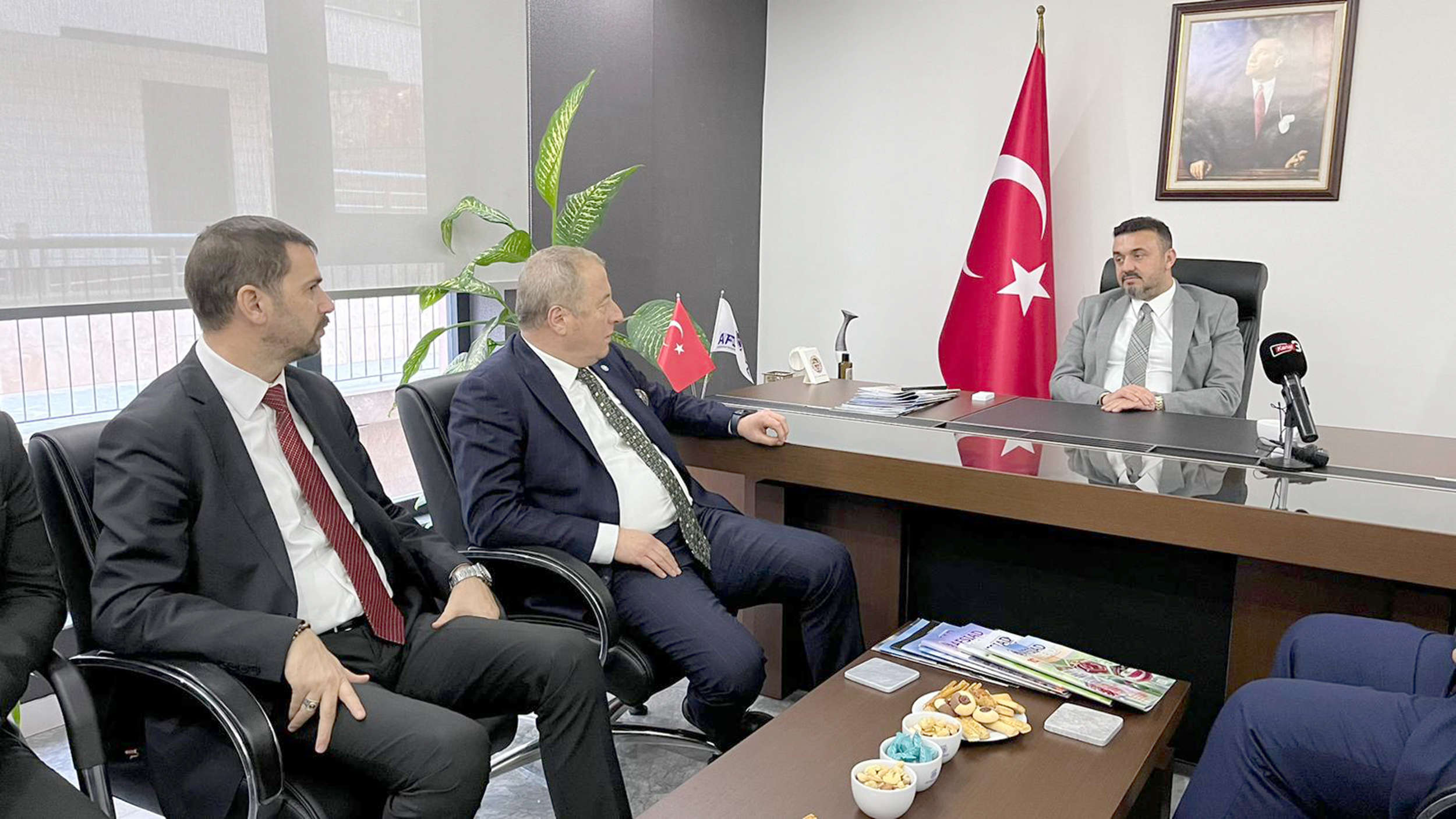 AFSİAD’ı ziyaret eden İYİ Parti Afyonkarahisar Belediye Başkanı Alper Yağcı,