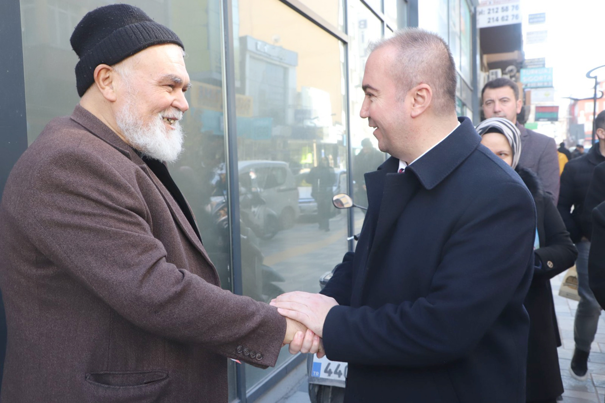 Afyonkarahisar’da Sevgi Yolundaki esnafları ziyaret eden AK Parti Afyonkarahisar Belediye