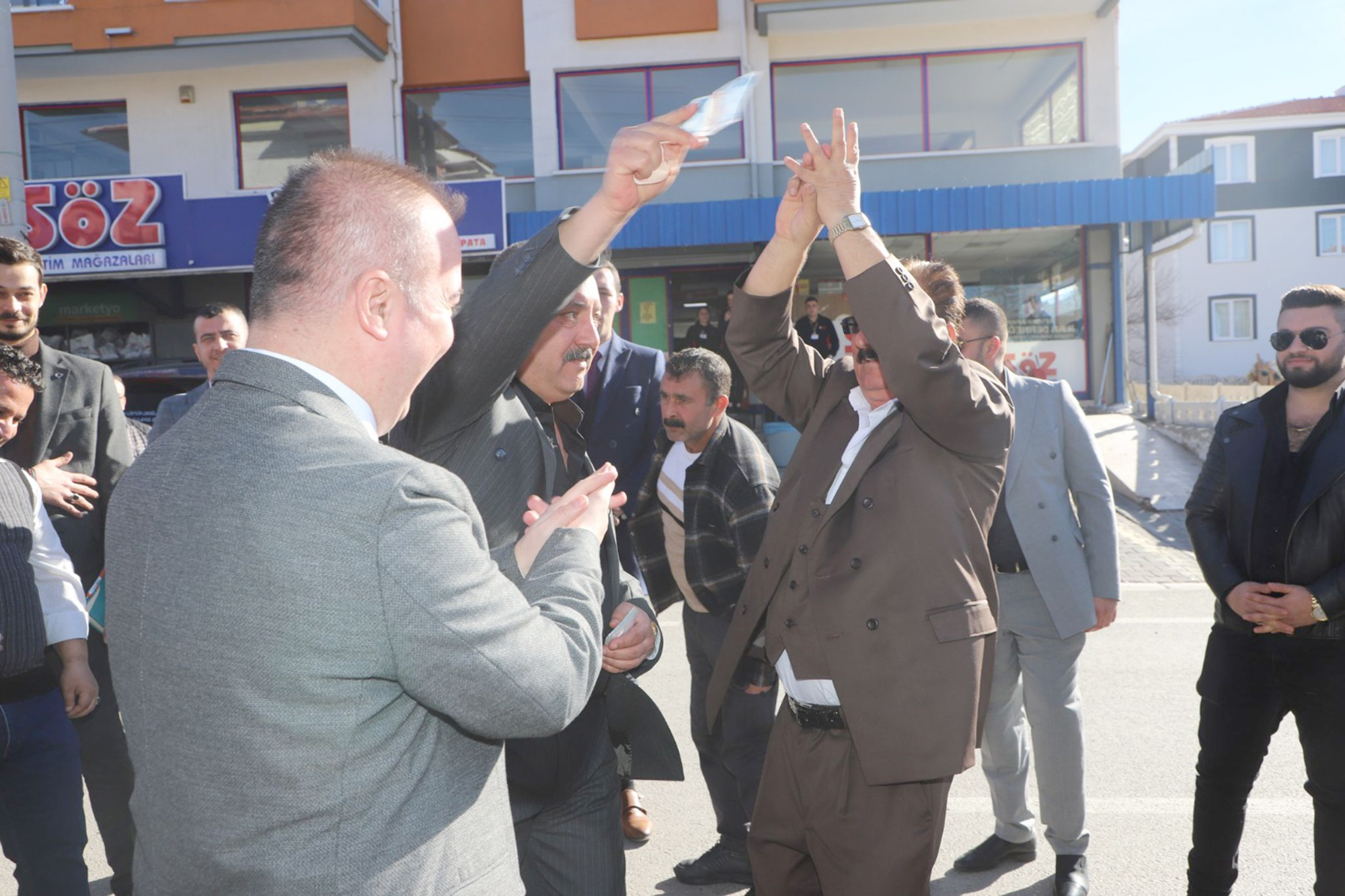 Romanlar Derneği Başkanı Satılmış Koldemir’i ziyaret eden AK Parti Afyonkarahisar