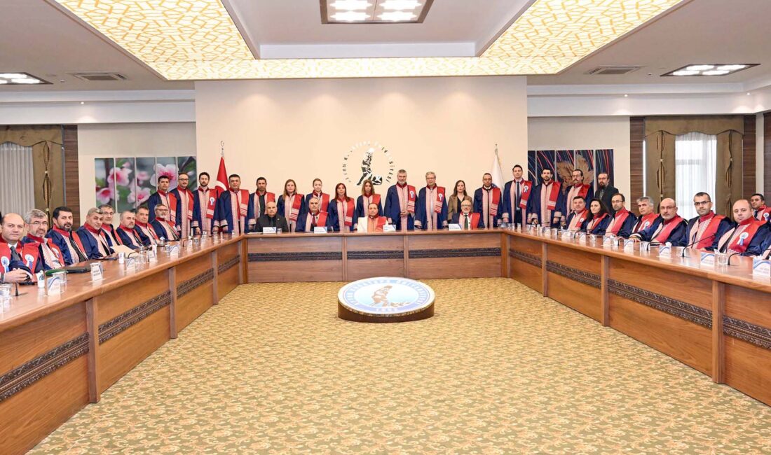 Afyon Kocatepe Üniversitesi tarafından düzenlenen ödül takdim töreninde konuşan AKÜ