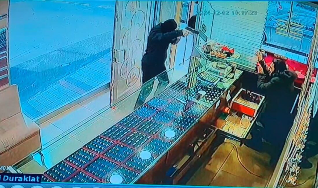 Sultangazi’de bir kuyumcuyu gözlerine kestiren çift soygun için içeriye girdi. Sergiledikleri hareketlerle