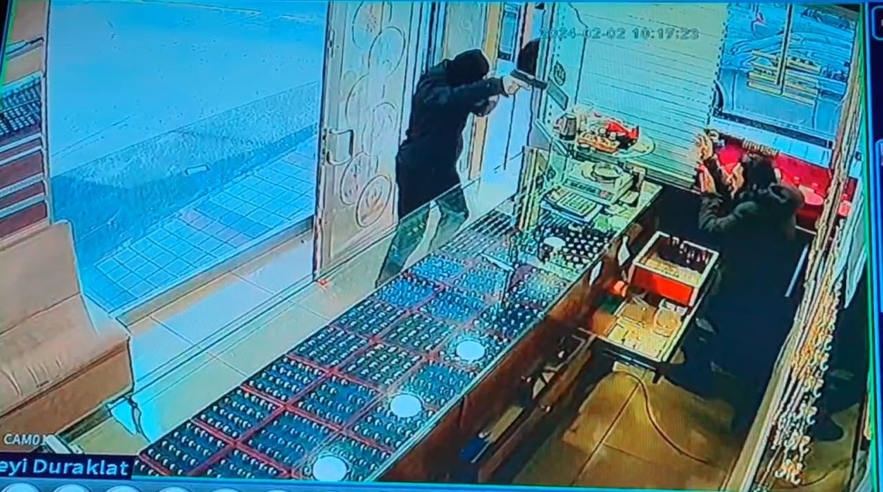 Sultangazi’de bir kuyumcuyu gözlerine kestiren çift soygun için içeriye girdi. Sergiledikleri hareketlerle
