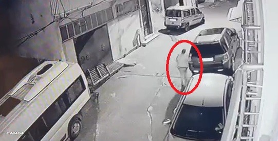 Bursa’da gece saatlerinde bir kişi, sokakta bulunan otomobillere zarar verdi.