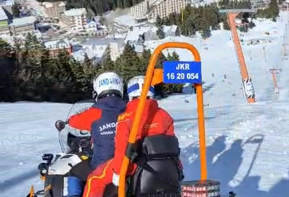 Uludağ’da kayakçıların ve tatilcilerin kullandığı telesiyejde bir kayakçının sistemden erken