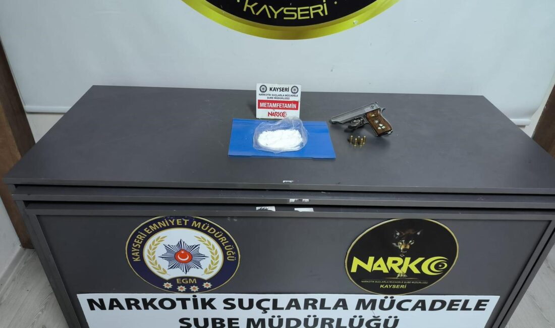 Kayseri’de polis ekipleri tarafından düzenlenen 2 ayrı uyuşturucu operasyonunda 3