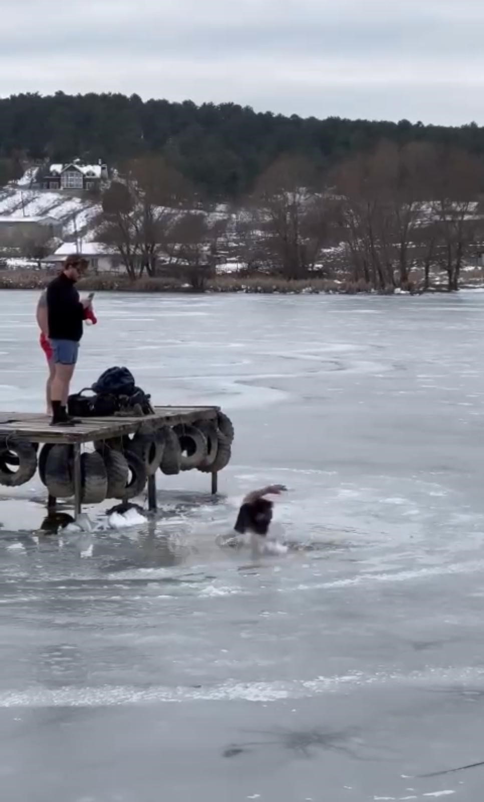 Bursa’da Uludağ’ın eteklerindeki buz tutan Gököz Göleti’nde fotoğraf çektirmek isteyen