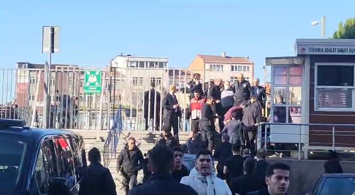 Çağlayan Adliyesi C Kapısı önünde silah sesleri yükseldi. Silah seslerini