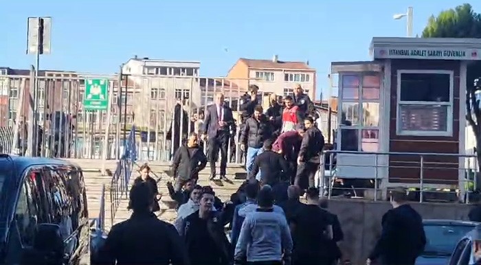 Çağlayan’da bulunan İstanbul Adalet Sarayının C Kapısı önündeki polis noktasına