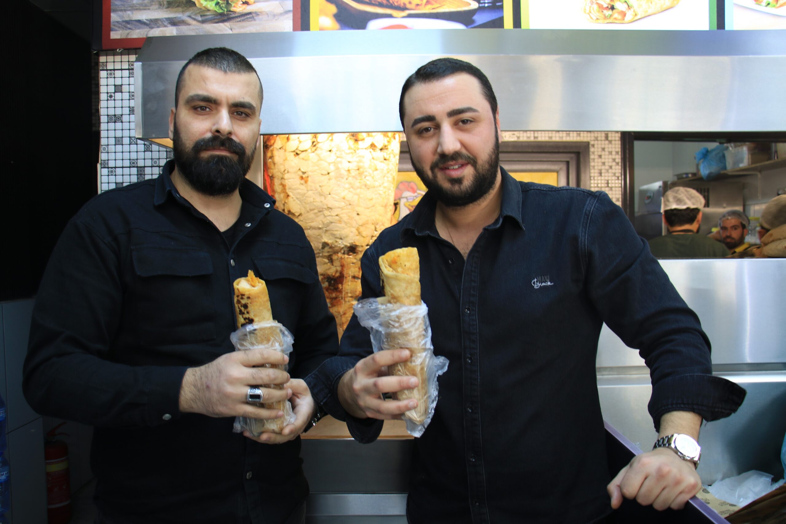 Mersin’de bir işletme Kahramanmaraş merkezli depremlerin yıl dönümü nedeniyle hayatını kaybedenlerin