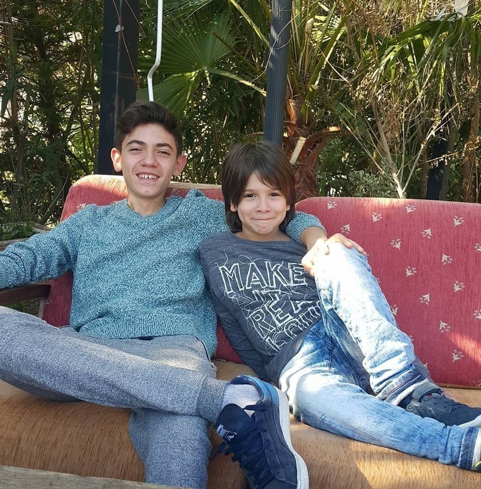 İzmir’in Karşıyaka ilçesinde, otomobilin çarpması sonucu scooter’daki 2 kardeş ağır