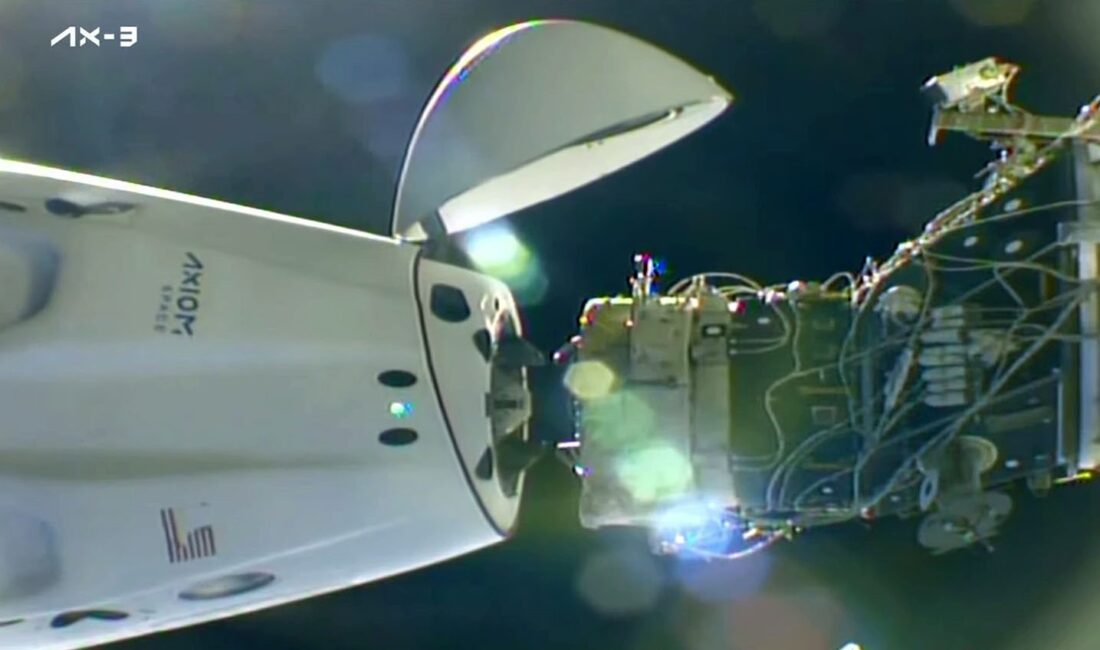 Astronot Alper Gezeravcı’nın dahil olduğu Ax-3 ekibini taşıyan Dragon kapsülü, dünyaya iniş yaptı. Astronot Alper Gezeravcı’nın dahil olduğu Ax-3 ekibini taşıyan Dragon kapsülü,