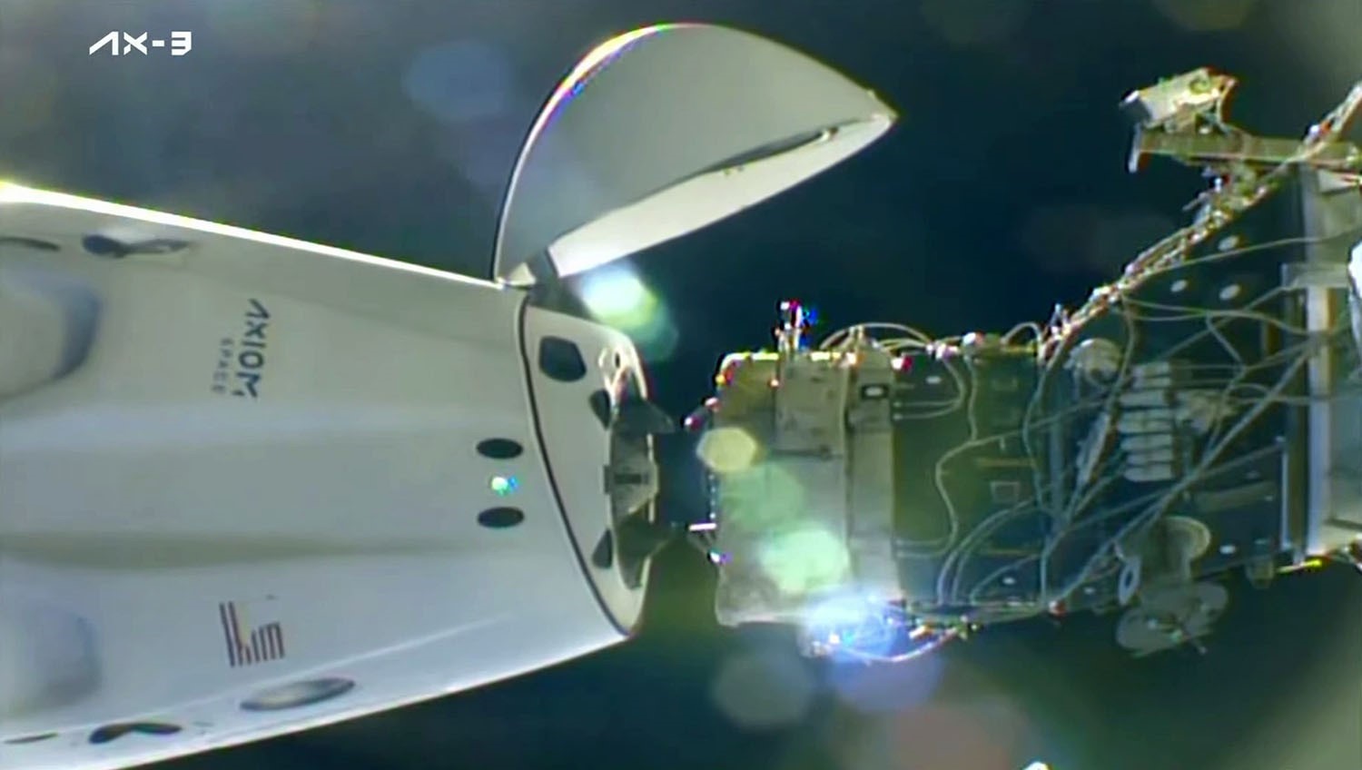 Astronot Alper Gezeravcı’nın dahil olduğu Ax-3 ekibini taşıyan Dragon kapsülü,
