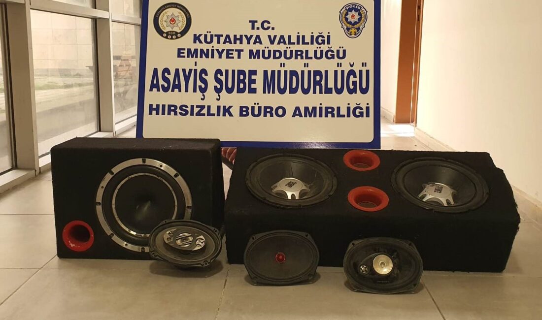 Kütahya’da park halindeki 2 otomobilden oto teybi ve hoparlör çalan
