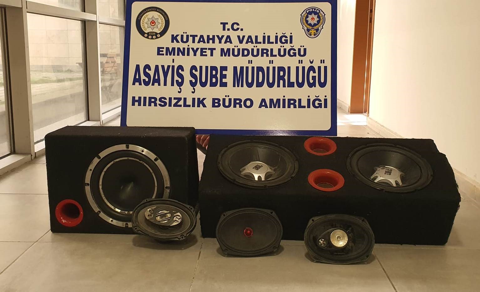 Kütahya’da park halindeki 2 otomobilden oto teybi ve hoparlör çalan