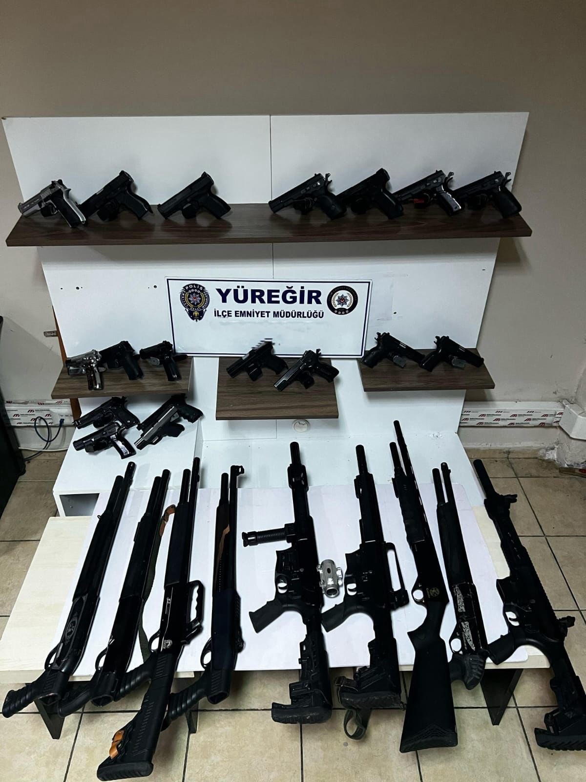 Adana’da Yüreğir polisi 27 ruhsatsız silah ele geçirdi. Adana Emniyet