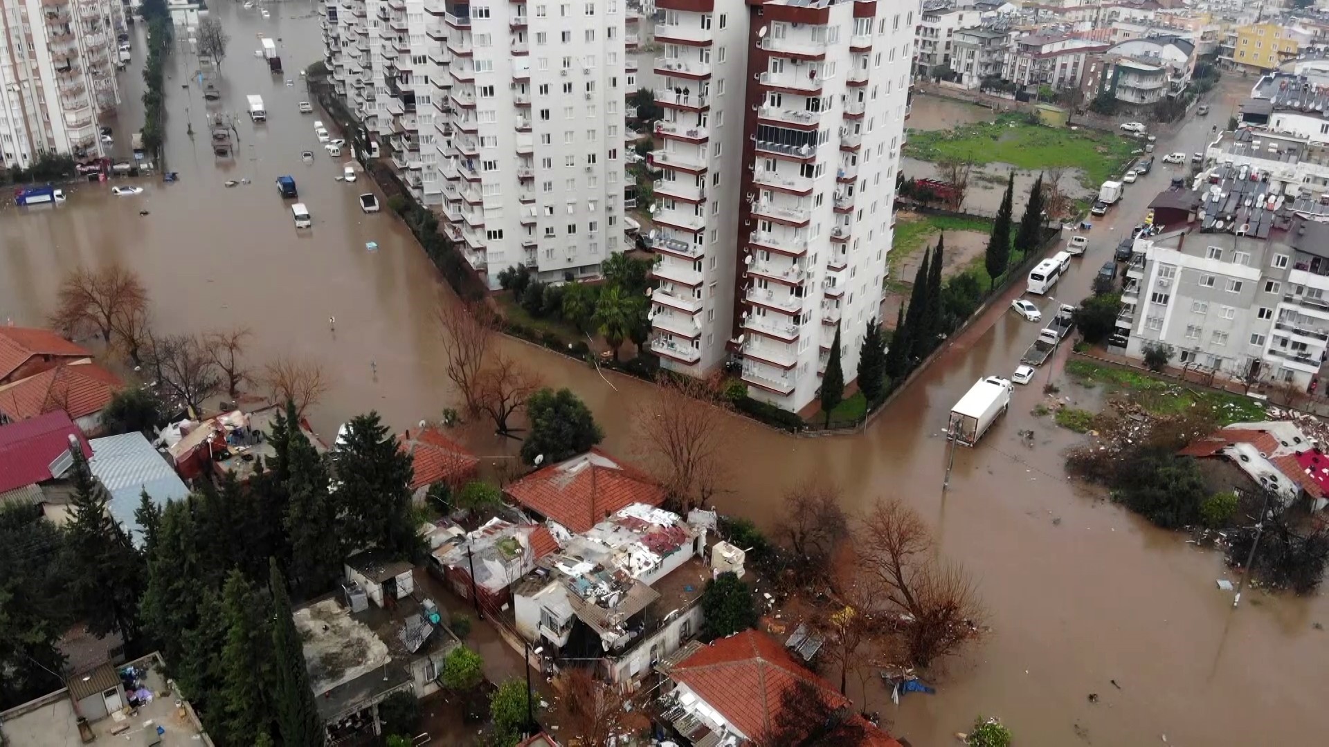 Antalya’da gece saatlerinde etkili olan sağanak yağış hayatı felç etmeye