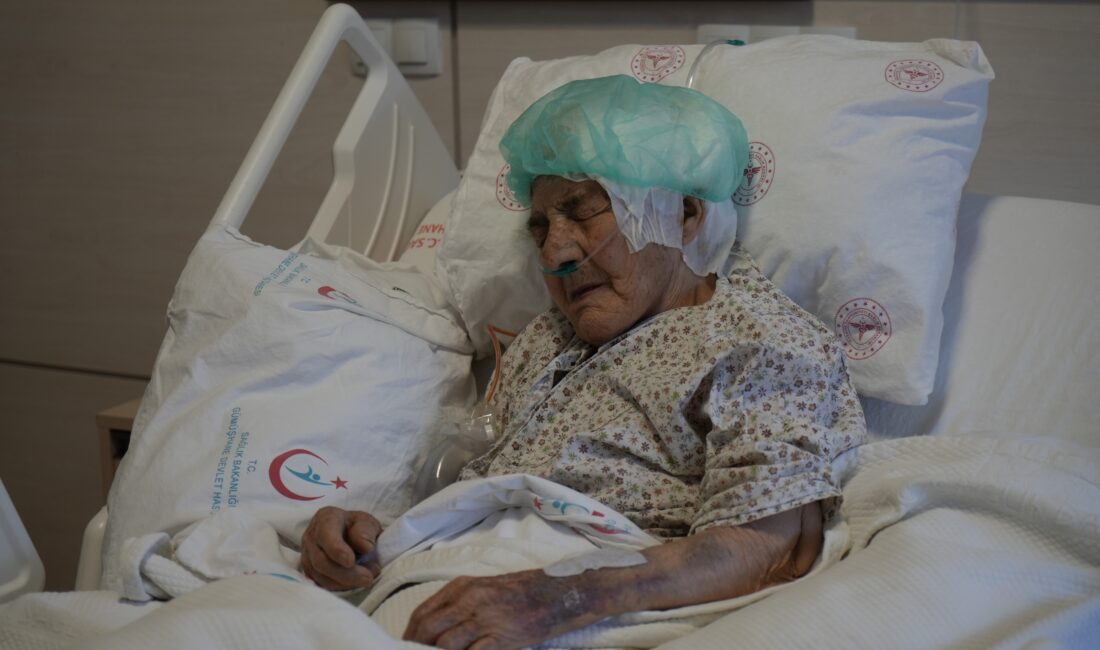 Gümüşhane’de 112 yaşındaki Gülhanım Nas, ilerlemiş yaşına rağmen Gümüşhane Devlet
