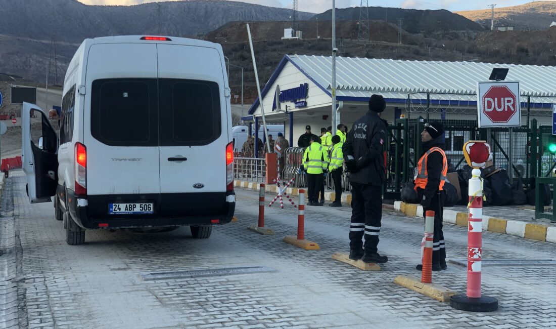Erzincan’ın İliç ilçesinde toprak kayması meydana gelen maden ocağında arama