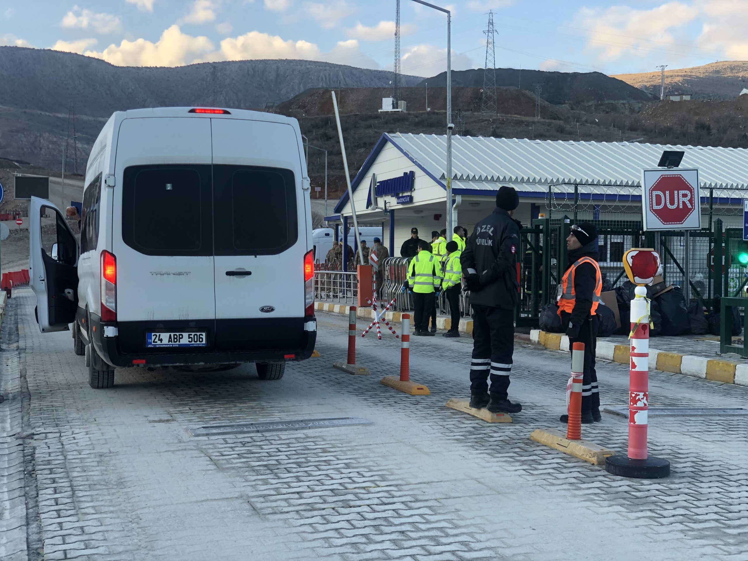 Erzincan’ın İliç ilçesinde toprak kayması meydana gelen maden ocağında arama