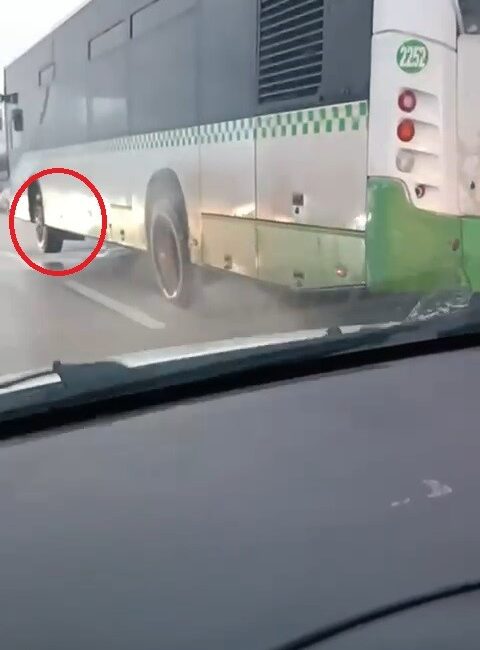Bursa’da özel halk otobüsü, tek tekeri havada seyahat etti. O