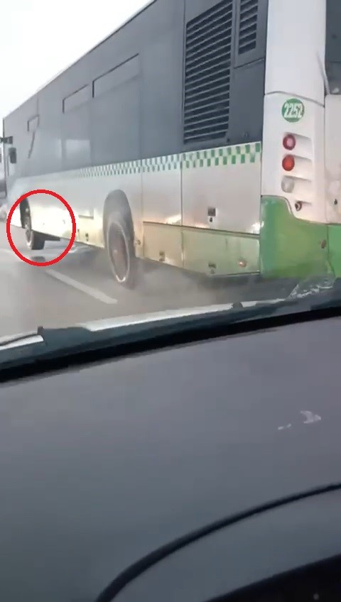 Bursa’da özel halk otobüsü, tek tekeri havada seyahat etti. O