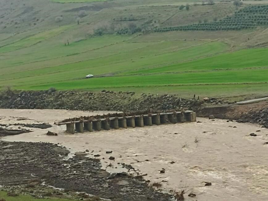 Baraj sularıyla kullanılamaz hale gelen köprünün yıkılmadan önceki görüntüsü ortaya çıktı Şanlıurfa’nın Siverek ilçesinde baraj suları altında kalarak kullanılmaz hale gelen