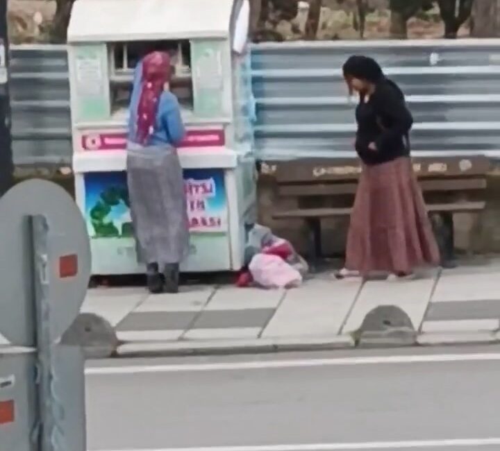Kocaeli’nin Çayırova ilçesinde ihtiyaç sahiplerine kıyafet ulaştırmak amacıyla sokak üzerine