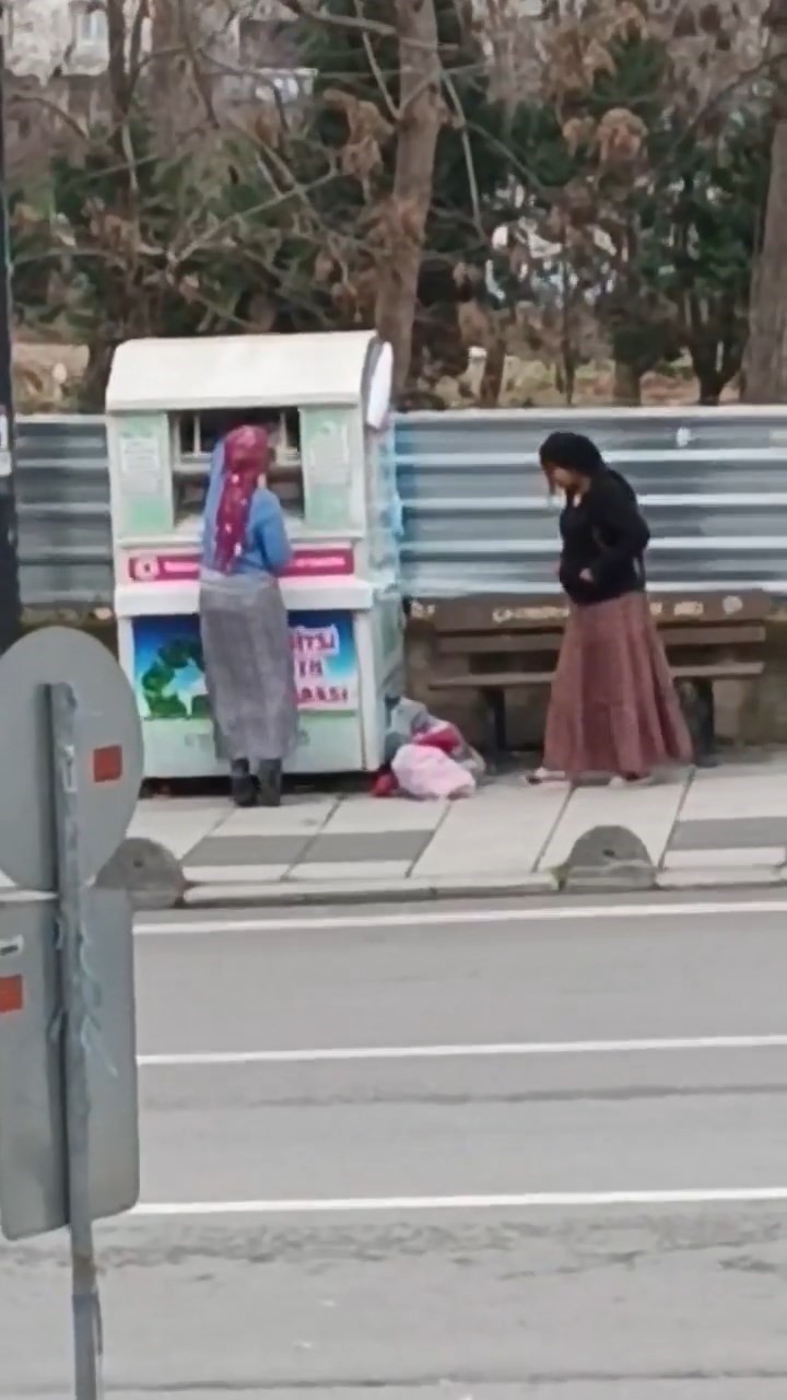 Kocaeli’nin Çayırova ilçesinde ihtiyaç sahiplerine kıyafet ulaştırmak amacıyla sokak üzerine