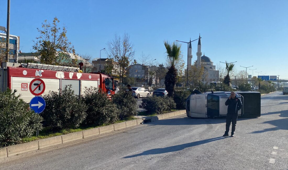 Antalya’da kontrolden çıkarak pikaba çarpan araç, yan yatarak sürüklendi. Pikap