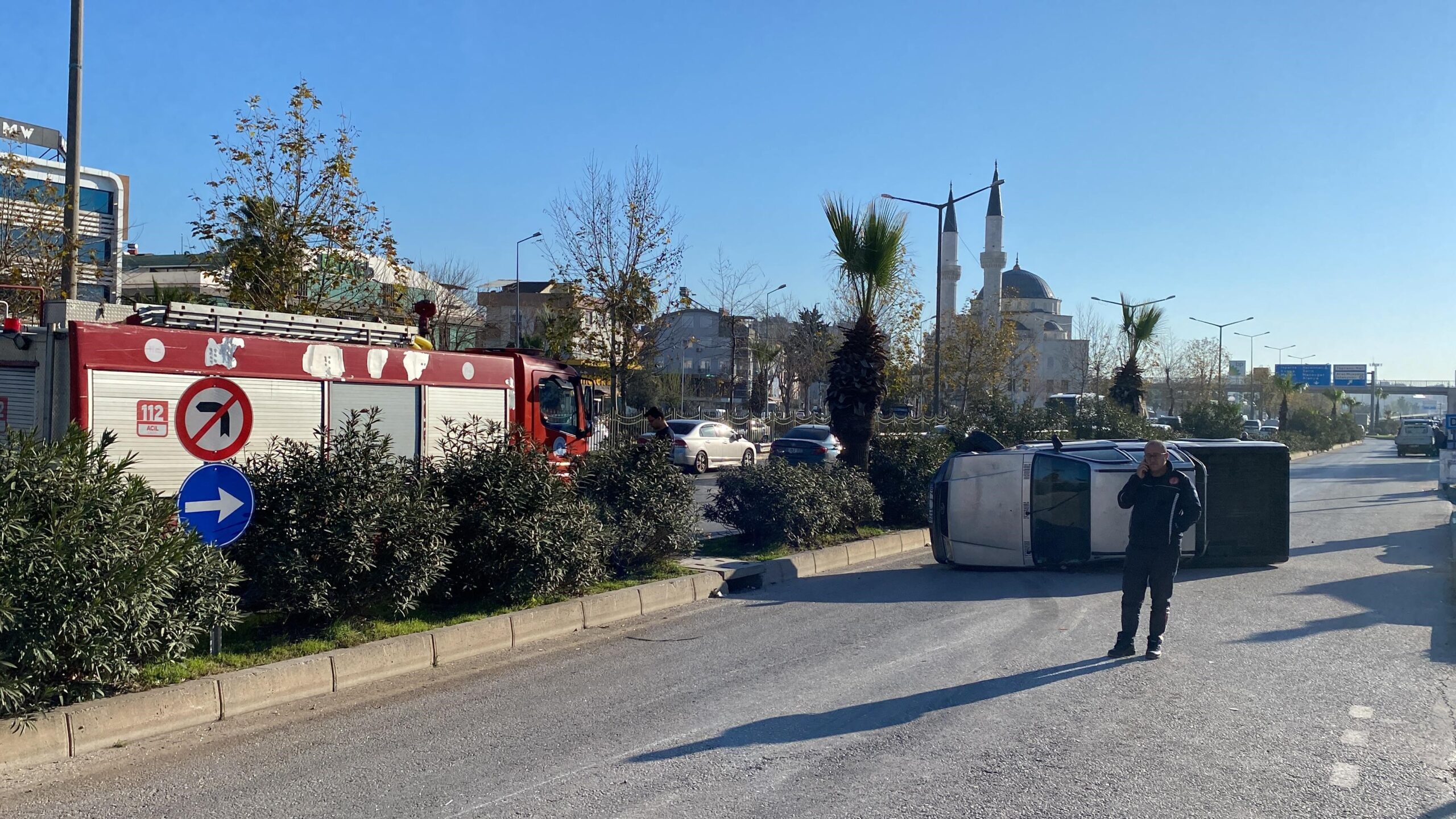 Antalya’da kontrolden çıkarak pikaba çarpan araç, yan yatarak sürüklendi. Pikap