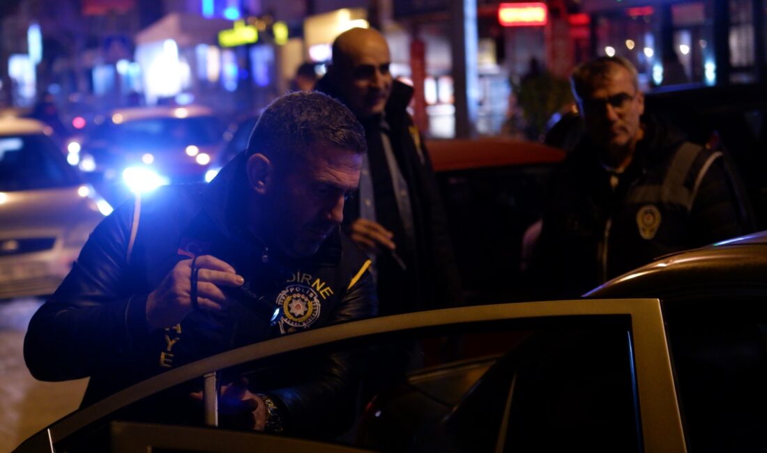 Edirne’de polis ekiplerince gerçekleştirilen asayiş ve trafik denetiminde araçlar didik didik arandı,