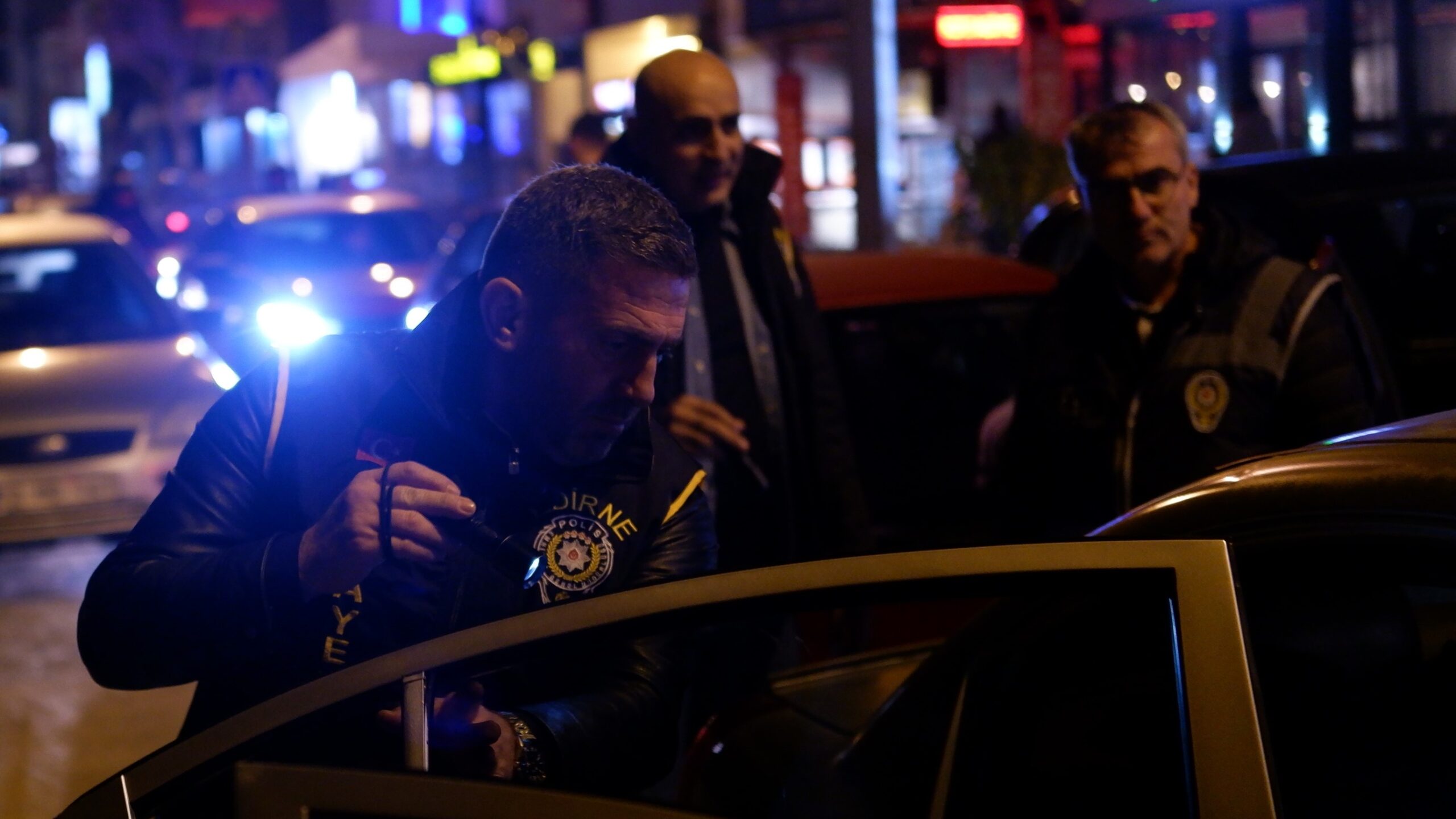 Edirne’de polis ekiplerince gerçekleştirilen asayiş ve trafik denetiminde araçlar didik didik arandı,