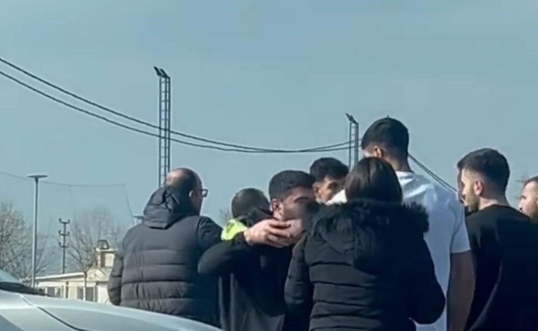 Bursa’da yol verme kavgasına tutuşan kadınlar, cadde ortasında trafiği hiçe