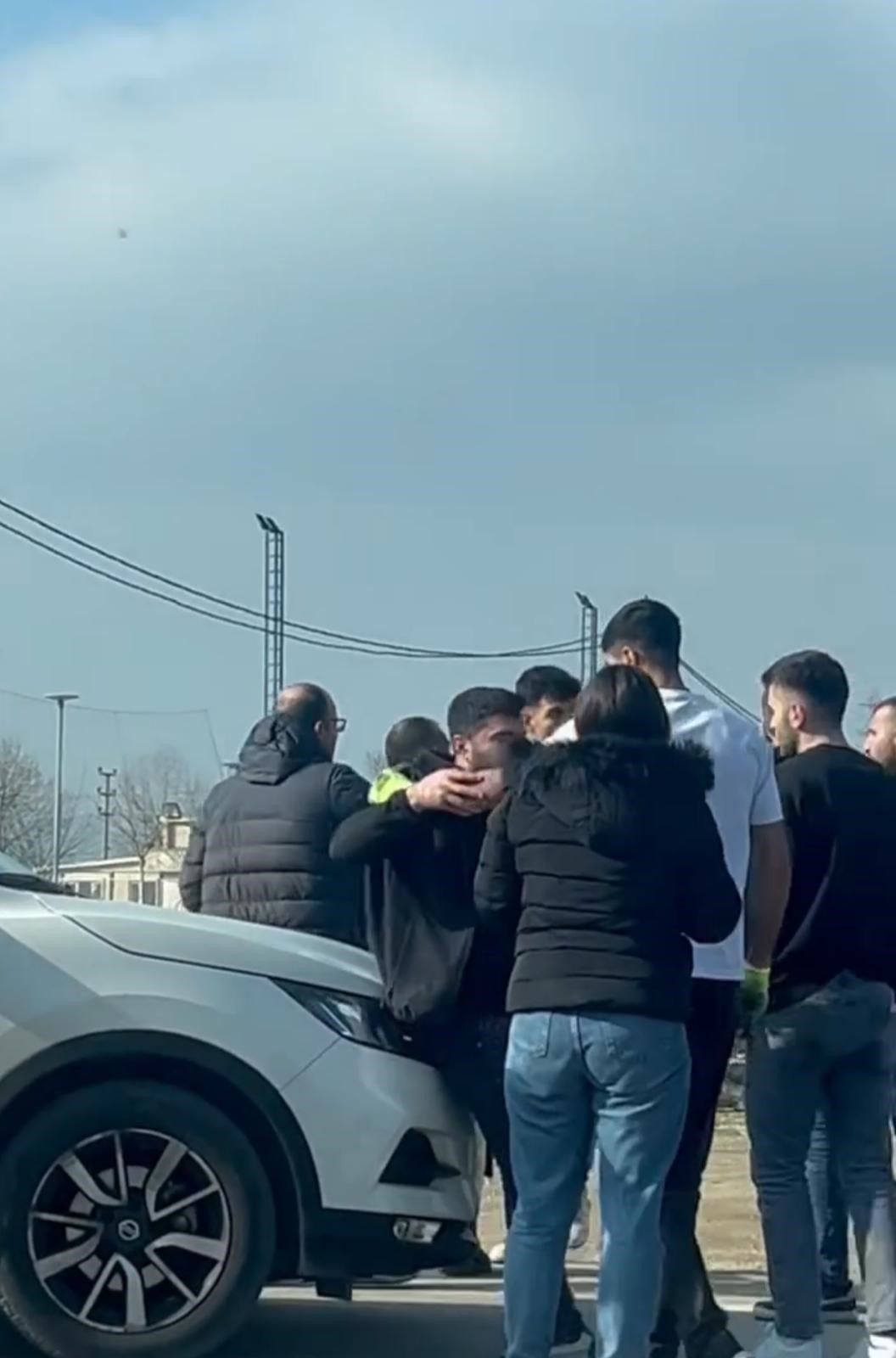 Bursa’da yol verme kavgasına tutuşan kadınlar, cadde ortasında trafiği hiçe