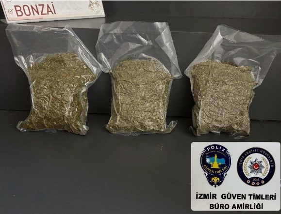 İzmir’in Konak ilçesinde uyuşturucu ticareti yapıldığı belirlenen bir adrese yönelik
