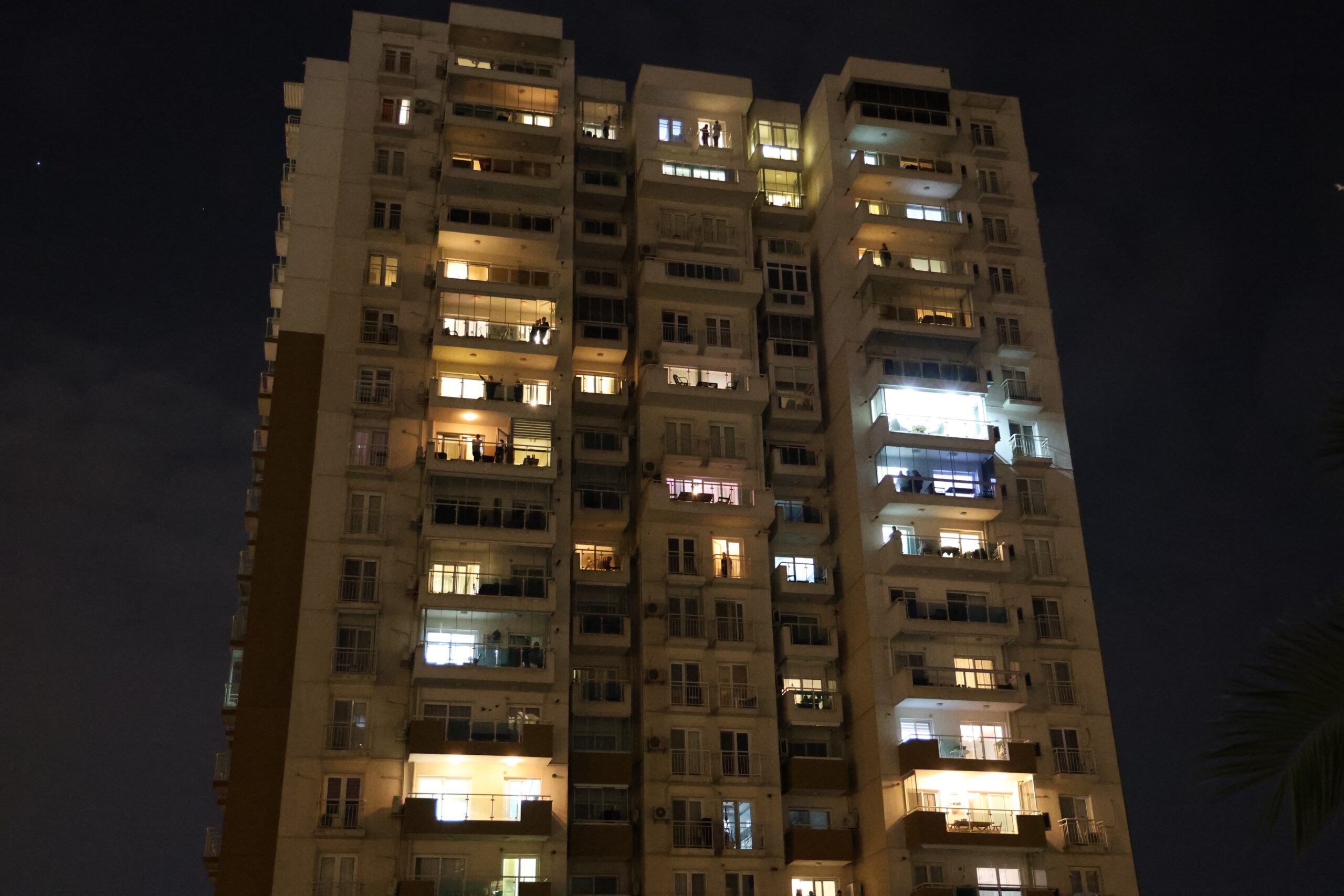 İzmir’in Karşıyaka ilçesinde, görev süresi dolan site yönetiminin alelacele habersiz