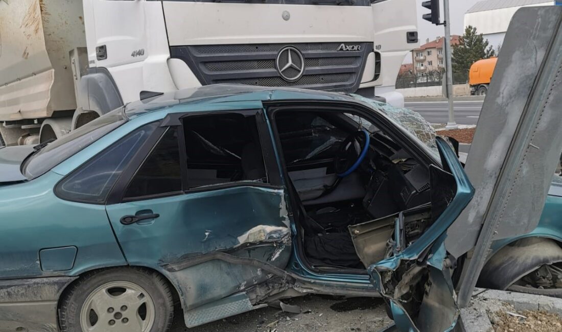 Kütahya'da kamyon ile otomobil çarpıştı: 2 yaralı