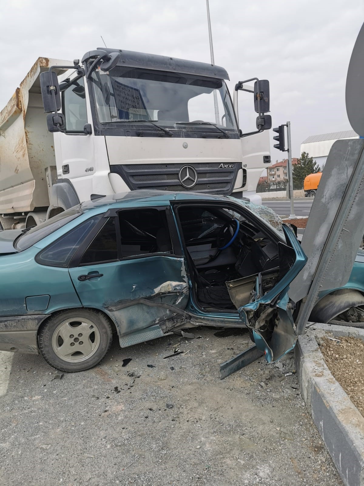 Kütahya'da kamyon ile otomobil çarpıştı: 2 yaralı