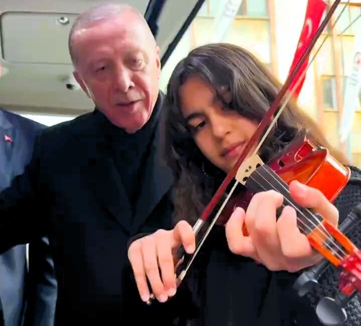 Cumhurbaşkanı Recep Tayyip Erdoğan, Denizli’de keman çalan öğrenciye eşlik ederek