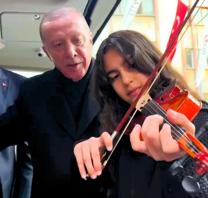 Cumhurbaşkanı Recep Tayyip Erdoğan, Denizli’de keman çalan öğrenciye eşlik ederek