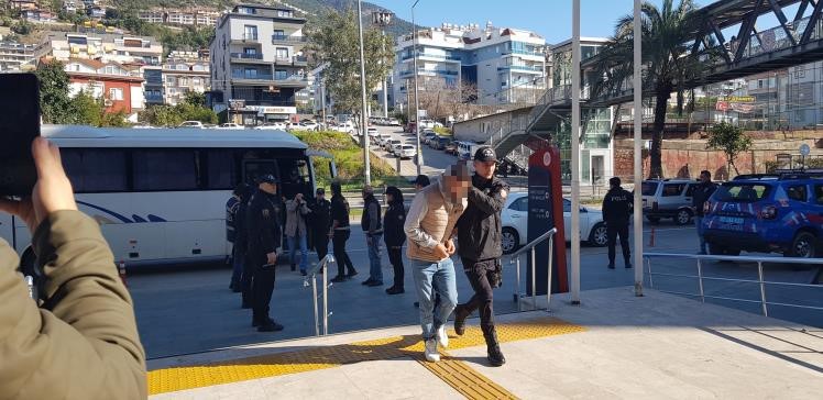 Alanya’da silahlı saldırı olayında 3 kişi tutuklandı Antalya’nın Alanya ilçesinde çıkan tartışmada 1 kişinin ölümüne, 1 kişinin