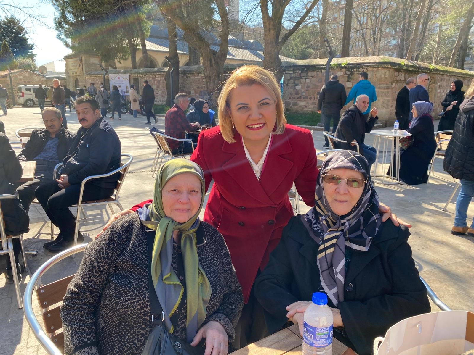 ‘nin bünyesinde faaliyet gösteren Gülümse Kafe’de çay fiyatı 3 TL’ye