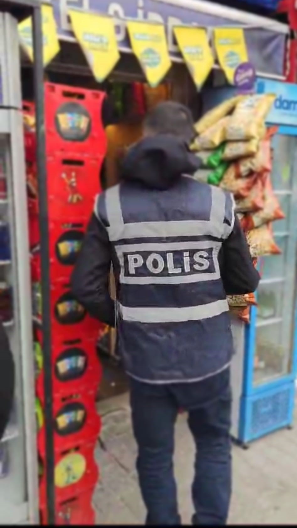 Eskişehir’de polis ekiplerince, 24 okul çevresi ve park kontrol edilirken,