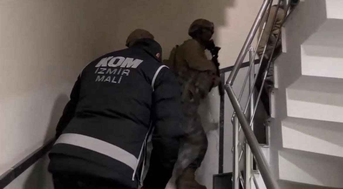 Türkiye genelinde düzenlenen KAFES-49 operasyonunda 8’i İzmir’den olmak üzere toplam