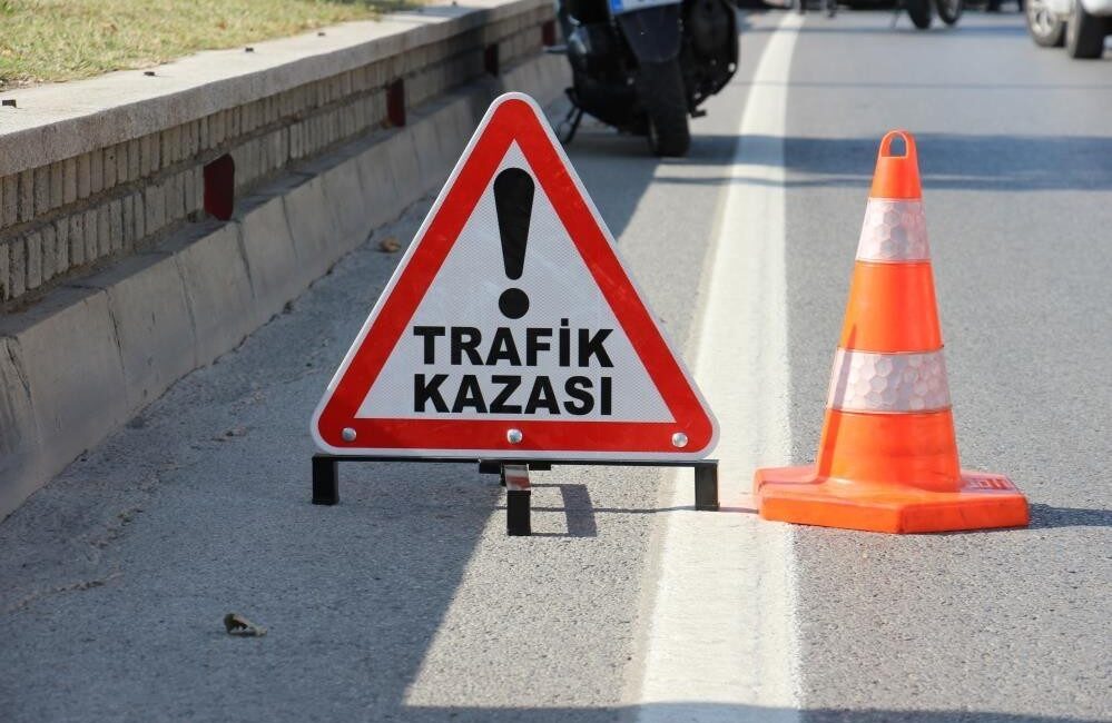 Afyonkarahisar’da kontrolden çıkarak şarampole giren araçta 2 kişi yaralandı. Kaza,