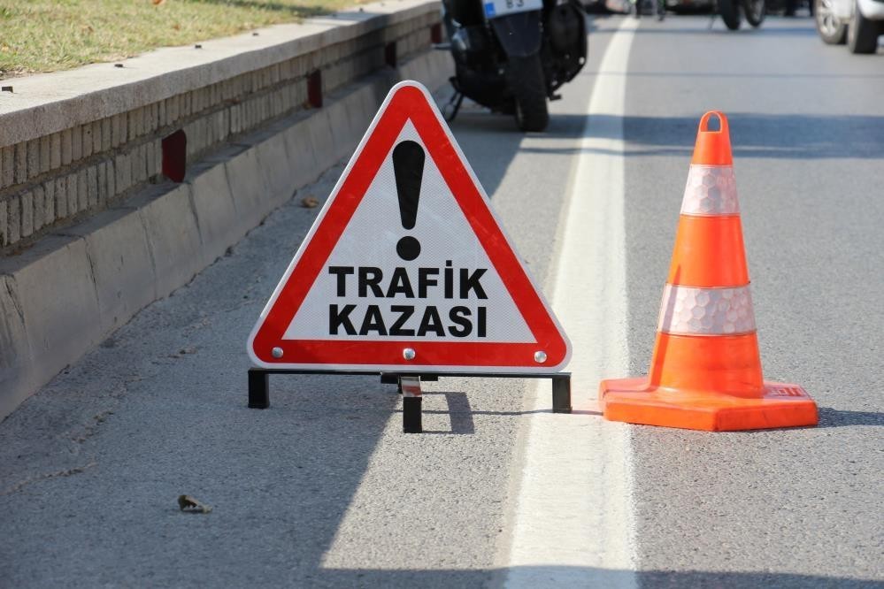 Afyonkarahisar’da kontrolden çıkarak şarampole giren araçta 2 kişi yaralandı. Kaza,