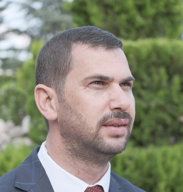 İYİ Parti’nin Belediye Başkan Adayı Alper Yağcı, AK Parti’yi eleştirerek,