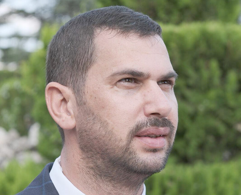 İYİ Parti’nin Belediye Başkan Adayı Alper Yağcı, AK Parti’yi eleştirerek,