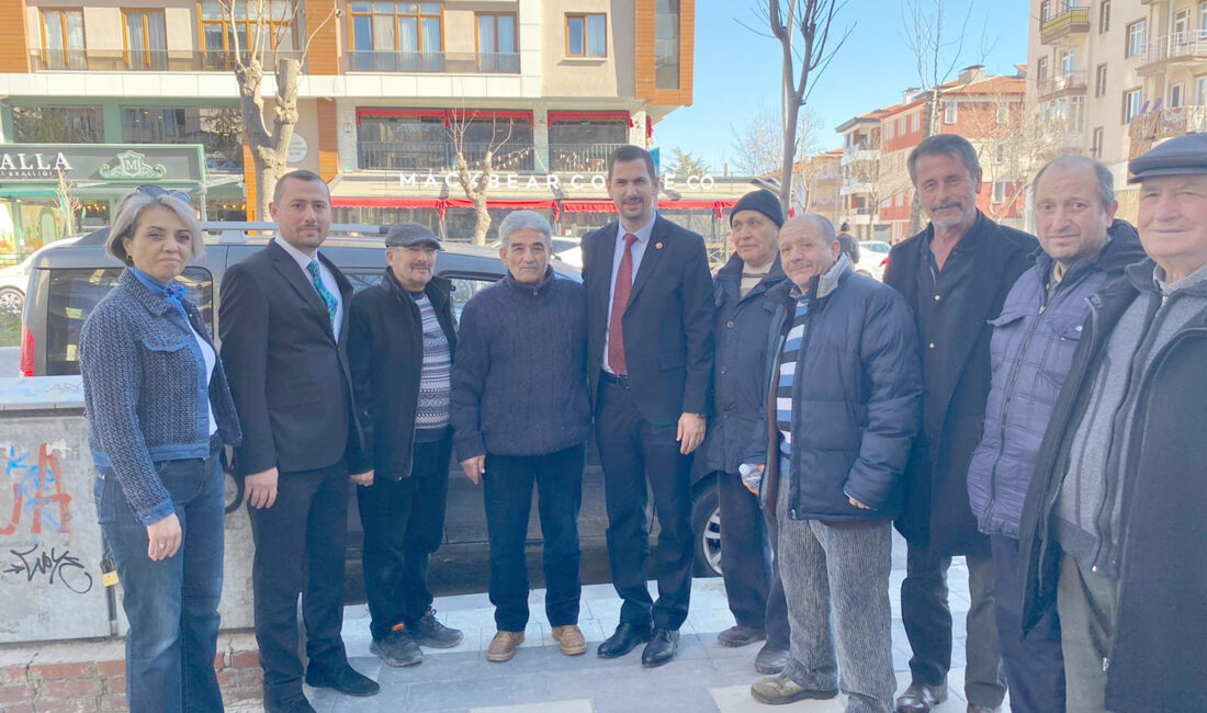 Yeşilyol ve Kurtuluş Caddeleri’ndeki esnafı ziyaret eden İYİ Parti Afyonkarahisar