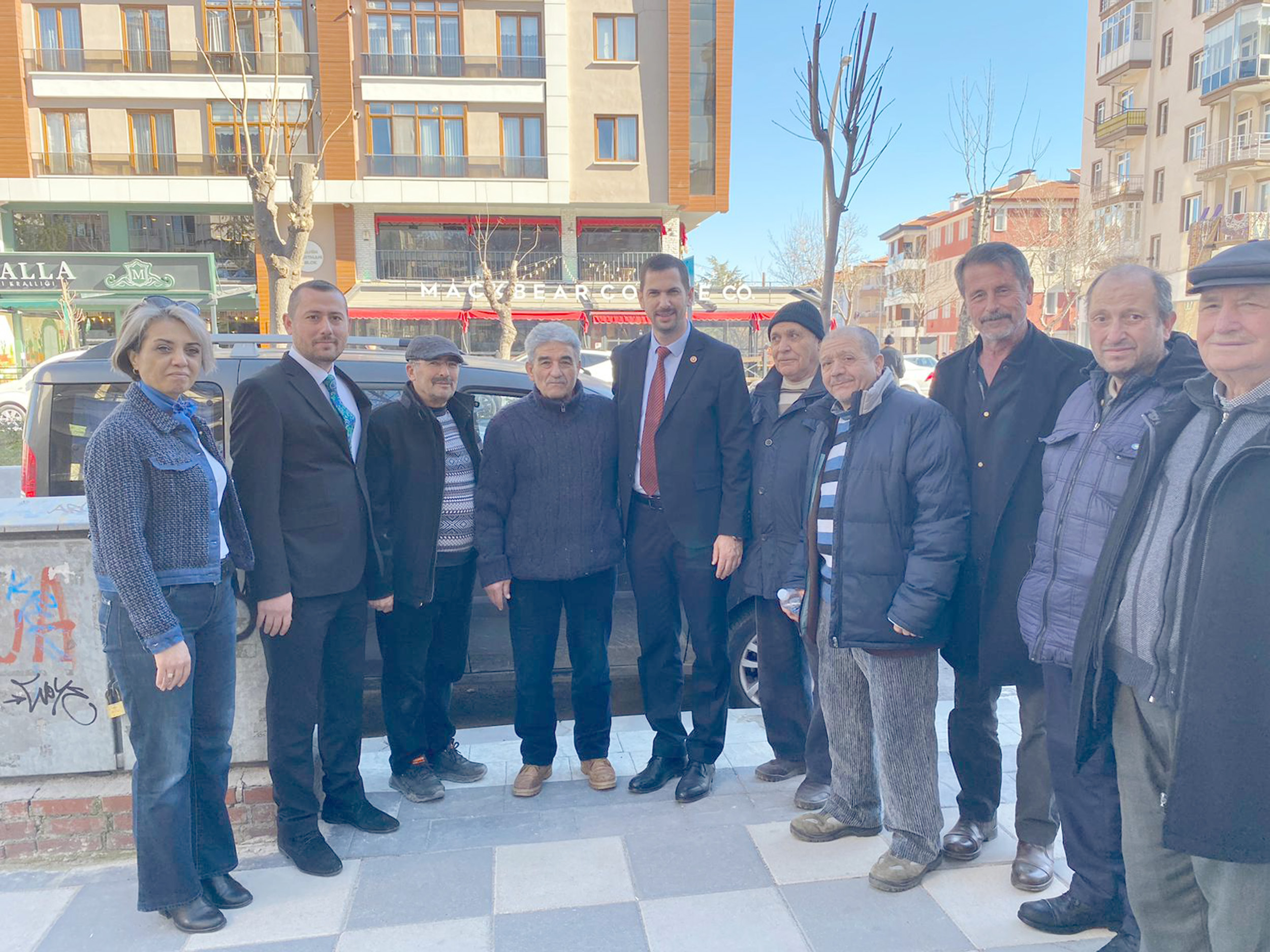 Yeşilyol ve Kurtuluş Caddeleri’ndeki esnafı ziyaret eden İYİ Parti Afyonkarahisar